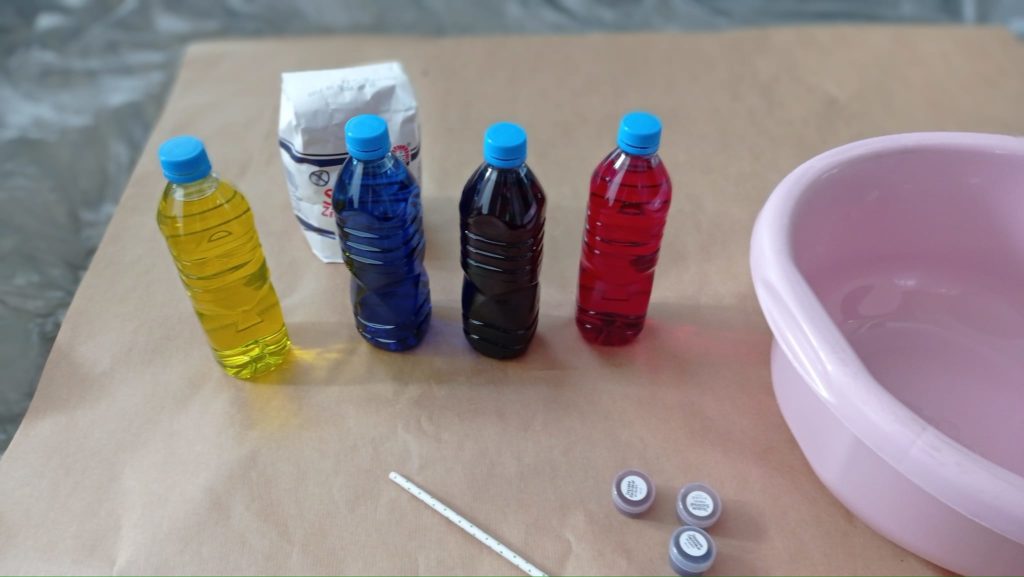 butelki z kolorową wodą, zabarwione barwnikami spożywczymi